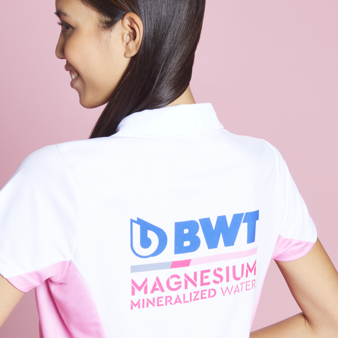 Rückseite des BWT Edition Polo Shirt Damen in weiß mit pinken Akzenten und blauem BWT Logo