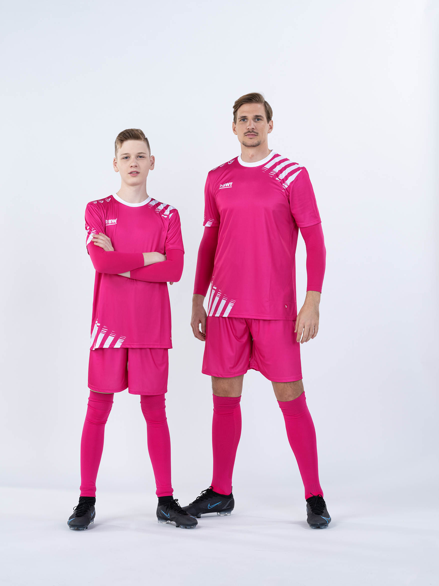 BWT One Teamline Fußballbekleidung  in der Frabe Magenta