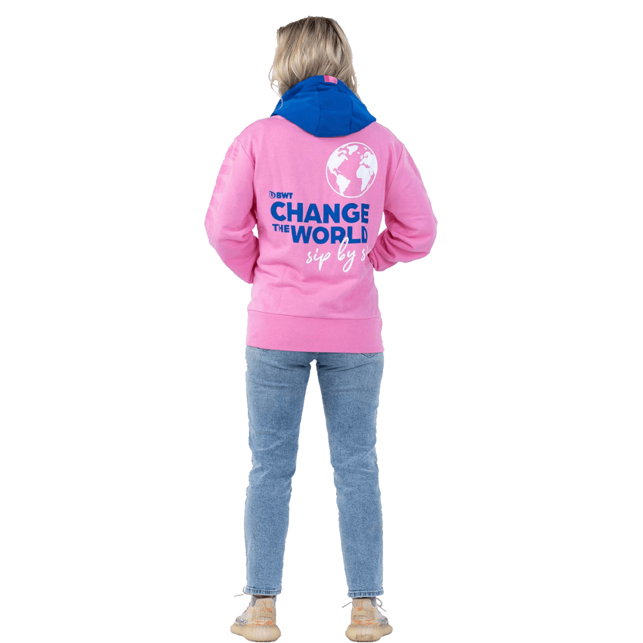 Dame trägt BWT Change the World Kapuzenpullover in pink mit blauer Aufschrift