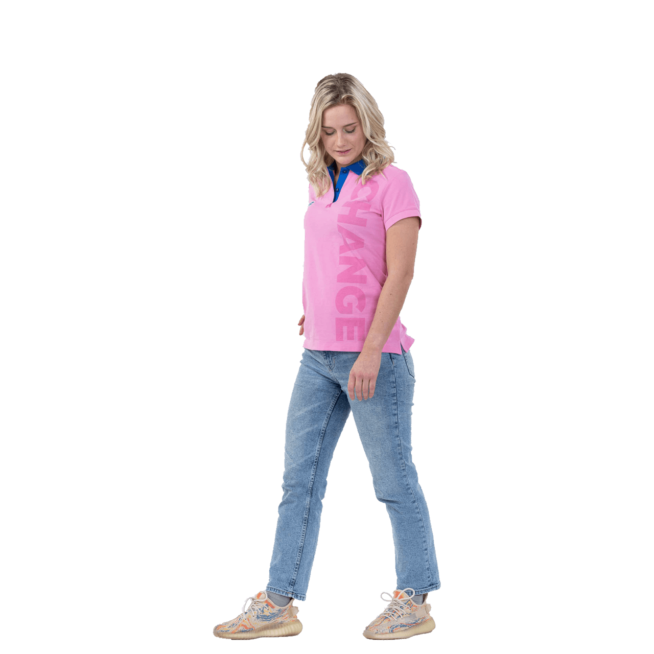 Dame trägt BWT Change the World Polo in pink mit blauen Akzenten