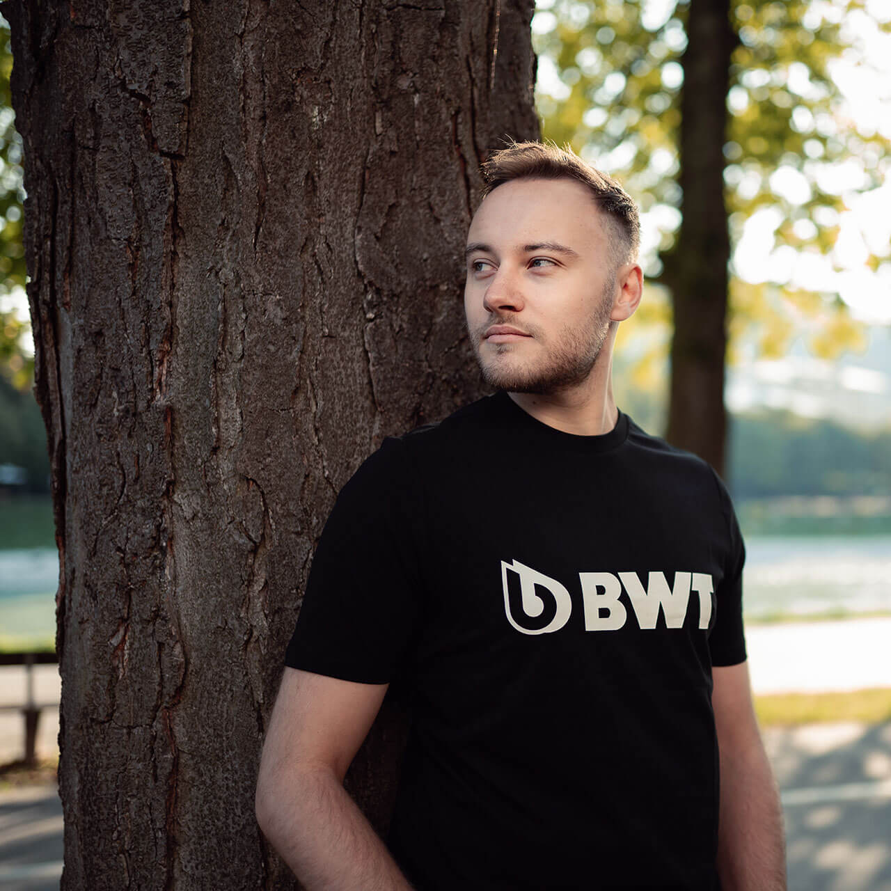 BWT One Promo Shirt getragen von einem Herren in der Natur