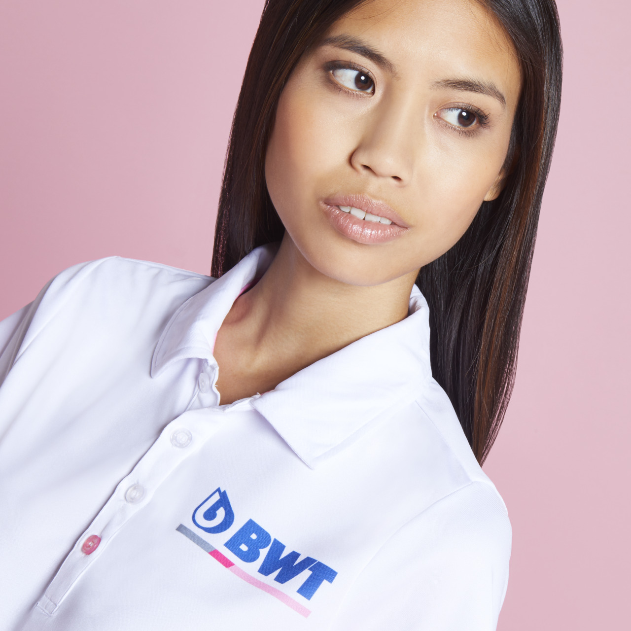 Nahaufnahme des BWT Edition Polo Shirt für Damen in weiß mit pinken Akzenten und blauem BWT Logo