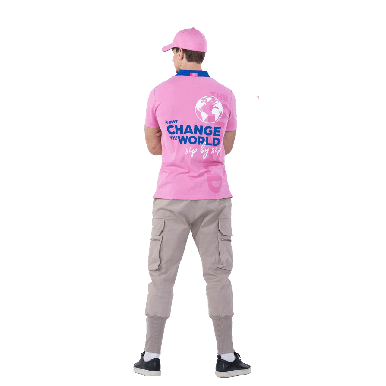 Herr trägt BWT Change the World Polo in pink mit blauem CTW Logo auf dem Rücken