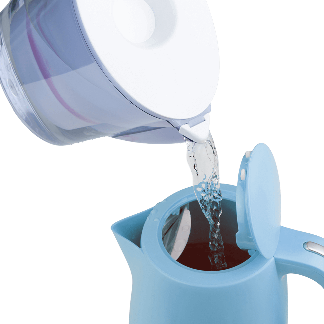 Wasserkocher wird mit gefiltertem Wasser aus Tischwasserfilter befüllt