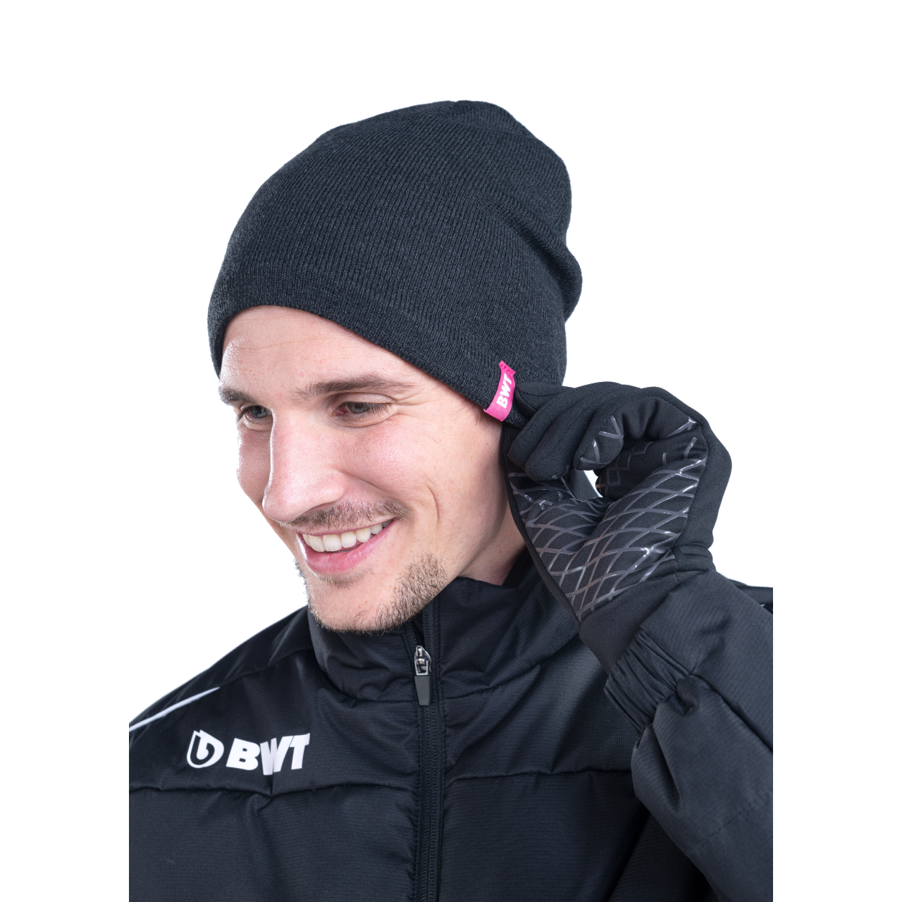 Herr trägt BWT One Strickmütze in schwarz